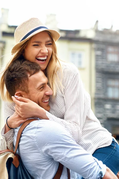 Pareja feliz enamorada divirtiéndose en la calle — Foto de Stock