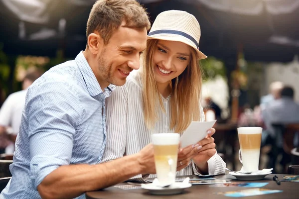 美丽快乐情侣在户外咖啡馆 — 图库照片