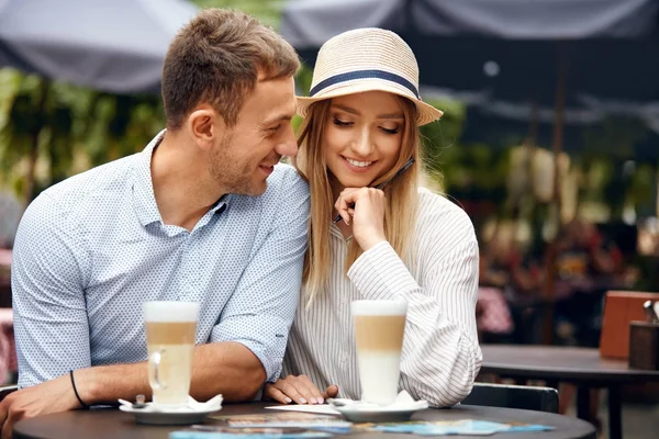Miłość. Piękna para siedząc w Cafe — Zdjęcie stockowe