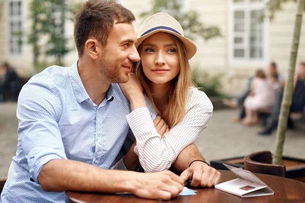 L'amour. beau couple assis dans café — Photo