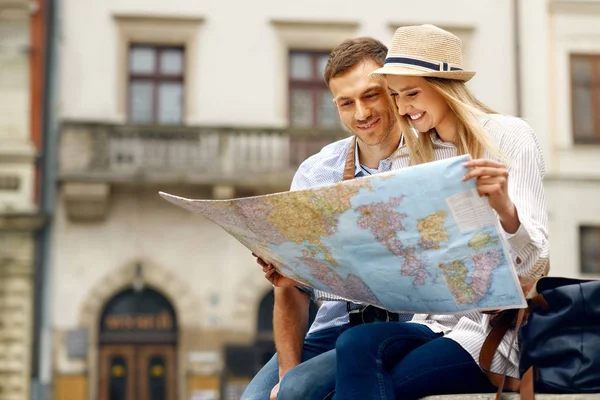 Hombre y mujer turistas con mapa en la calle de la ciudad . — Foto de Stock