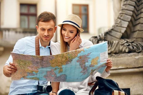 Homem turístico e mulher com mapa na rua da cidade . — Fotografia de Stock