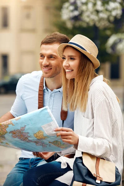Hombre y mujer turistas con mapa en la calle de la ciudad . — Foto de Stock