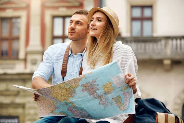 Homem turístico e mulher com mapa na rua da cidade . — Fotografia de Stock