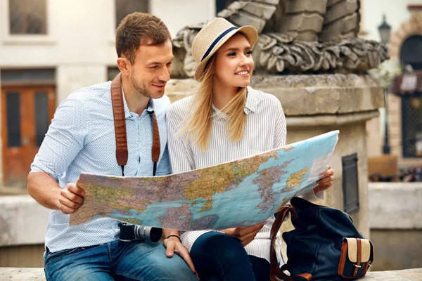 Hombre y mujer turistas con mapa en la calle de la ciudad . — Foto de Stock