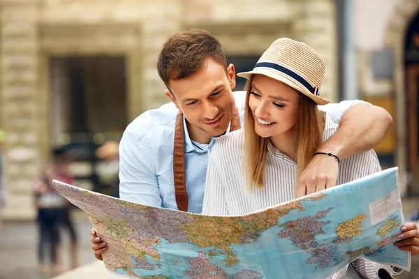 Ταξίδια. Τουριστική ζευγάρι με χάρτη στην οδό — Φωτογραφία Αρχείου