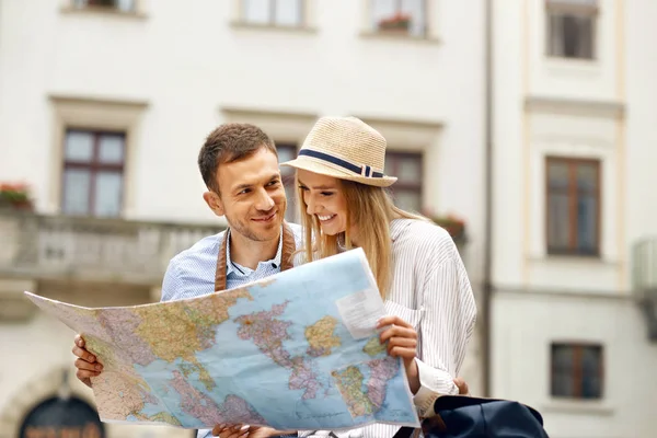 Viajar. Pareja turística con mapa en la calle — Foto de Stock