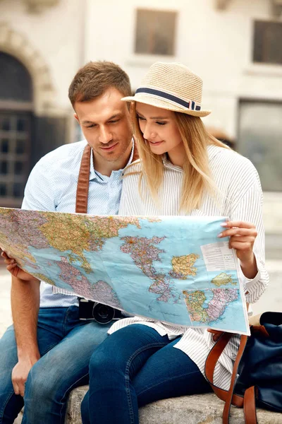 旅行.旅游夫妇与地图在街上 — 图库照片