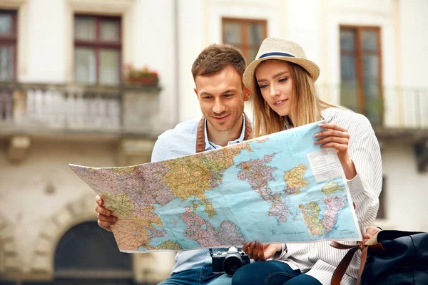 旅行.旅游夫妇与地图在街上 — 图库照片