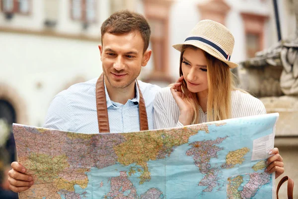 Ταξίδια. Τουριστική ζευγάρι με χάρτη στην οδό — Φωτογραφία Αρχείου