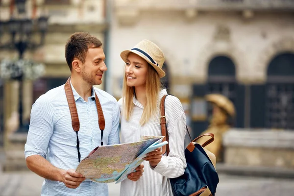 Couple With Map On Travel Vacations, Sightseeing — Stock Photo, Image