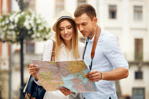 Echtpaar met kaart op reizen vakanties, attracties — Stockfoto
