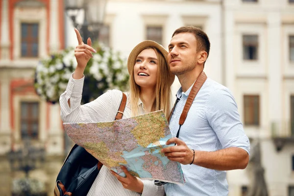 Paar mit Karte auf Reisen, Sightseeing — Stockfoto