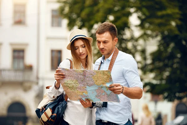 Couple With Map On Travel Vacations, Sightseeing — Stock Photo, Image