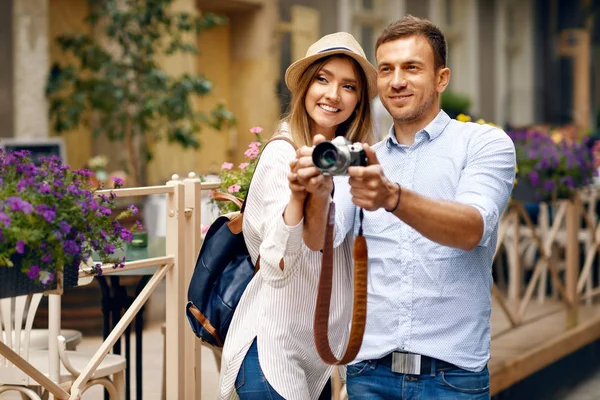 Sokakta fotoğraf makinesinde turist çift alarak fotoğraf. — Stok fotoğraf