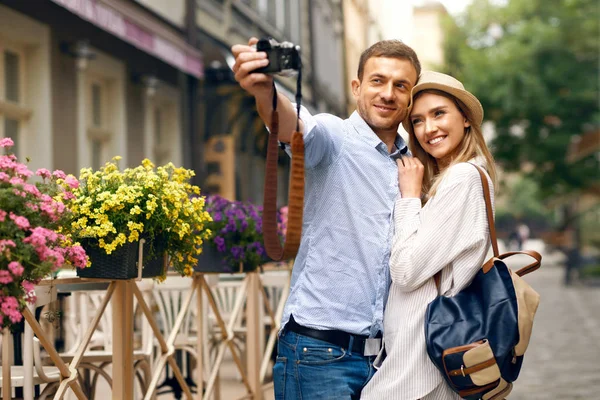 Tourist Couple In Love Taking Photos During Travel. — Stock Photo, Image