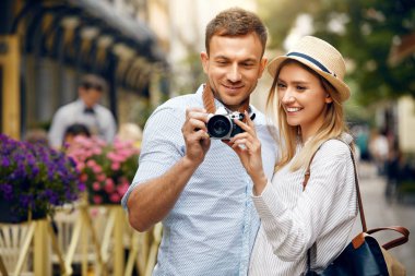 Şehir sokak içinde kamera ile fotoğraf çekmek Çift seyahat.