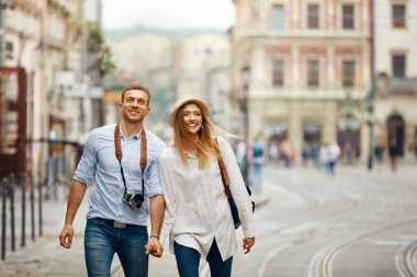 Seyahat. Seyahat, sokakta yürüyen turist Çift