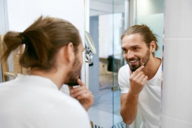 Adam banyoda ayna arıyor.