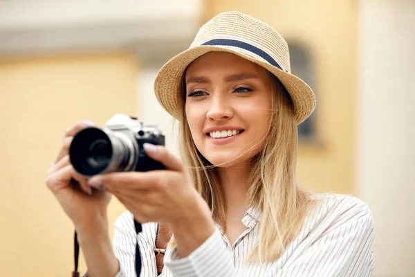 Mulher tirando fotos na câmera na rua — Fotografia de Stock