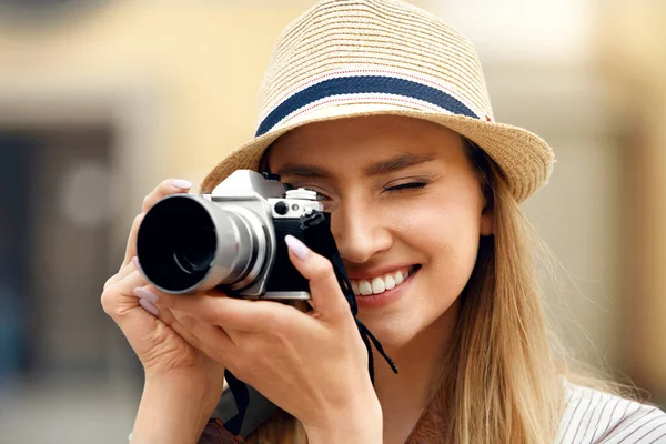 Donna scattare foto sulla macchina fotografica in strada — Foto Stock
