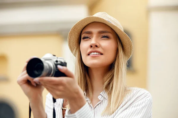 Kadın sokakta fotoğraf makinesinde fotoğrafların — Stok fotoğraf