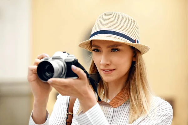 Donna scattare foto sulla macchina fotografica in strada — Foto Stock