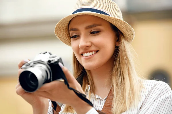 Kadın sokakta fotoğraf makinesinde fotoğrafların — Stok fotoğraf