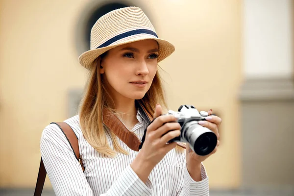 Девушка-туристка с камерой, фотографирующая на улице . — стоковое фото