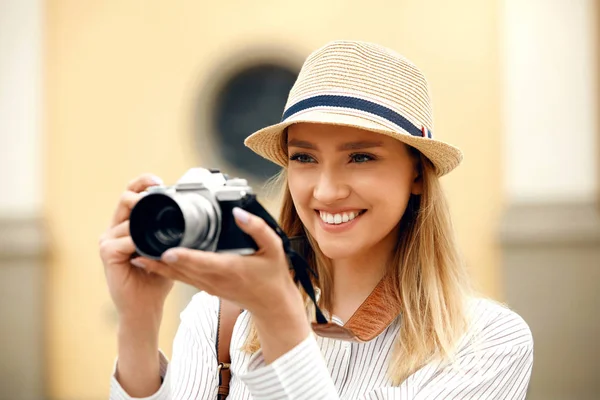 Vrouw nemen van foto's op de Camera op straat — Stockfoto