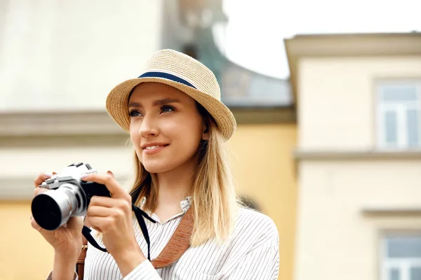 Девушка-туристка с камерой, фотографирующая на улице . — стоковое фото