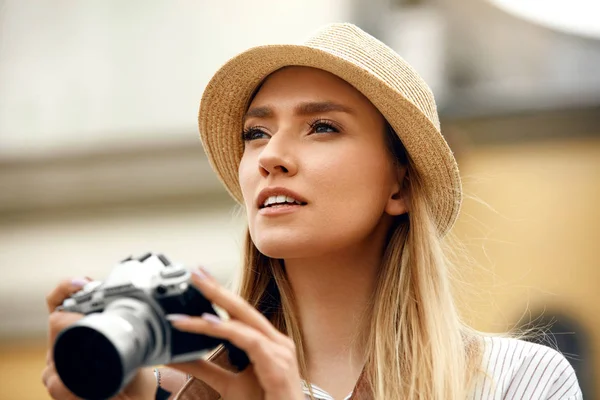 Kadın sokakta fotoğraf makinesinde fotoğrafların — Stok fotoğraf