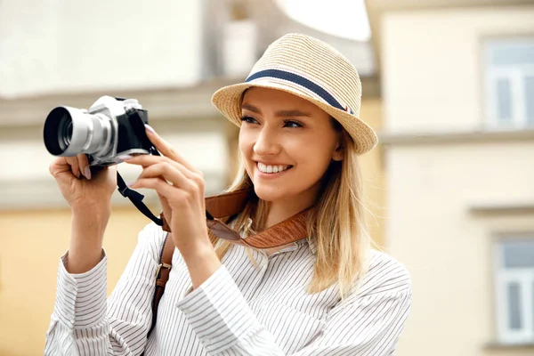 Fille touristique avec appareil photo prenant des photos sur la rue . — Photo