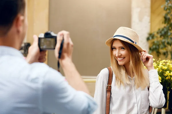 Turistická pár. Muž s kamerou fotografování žena v ulici — Stock fotografie