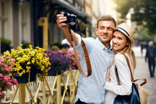 Verliebtes Touristenpaar beim Fotografieren auf Reisen. — Stockfoto