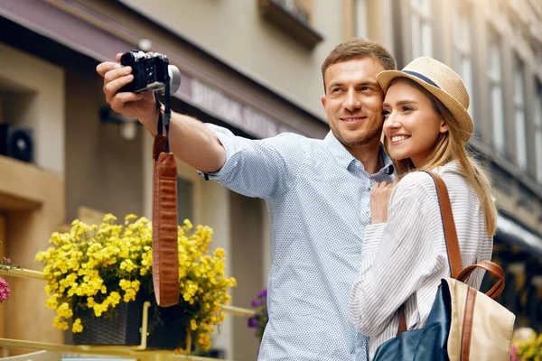 Turistické pár v lásce focení během cestování. — Stock fotografie