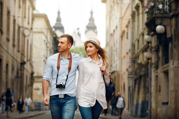 Resor. Turist par resor, gå på gatan — Stockfoto