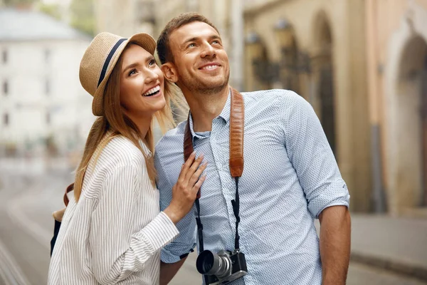 Viajar. Pareja caminando en las calles en vacaciones de fin de semana — Foto de Stock