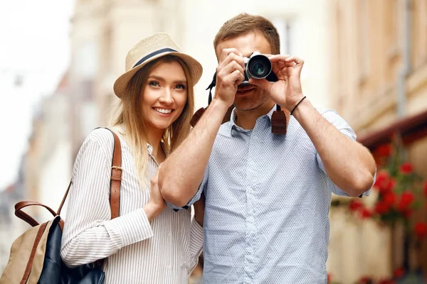 Coppia turistica scattare foto sulla macchina fotografica in strada . — Foto Stock