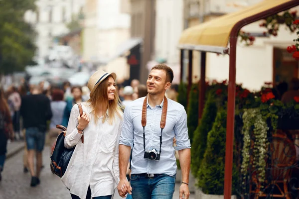 Viajar. Casal de turistas Viajar, Andar na rua — Fotografia de Stock