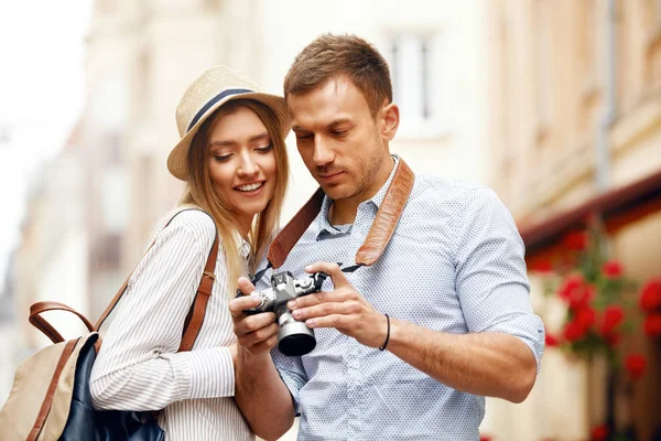 Viajar pareja tomando fotos con cámara en la calle de la ciudad . — Foto de Stock