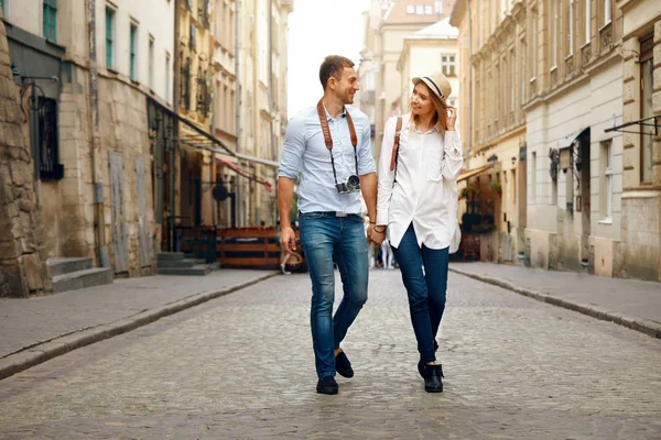 Viajar. Pareja de turistas Viajar, Caminar en la calle — Foto de Stock