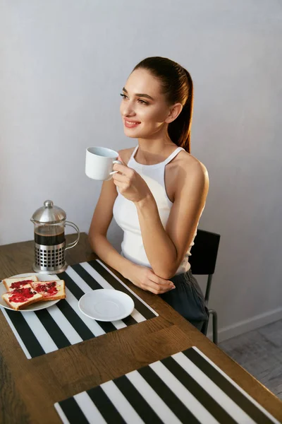 Woman Drinking Coffee And Having Breakfast In Morning On Kitchen — Stock Photo, Image
