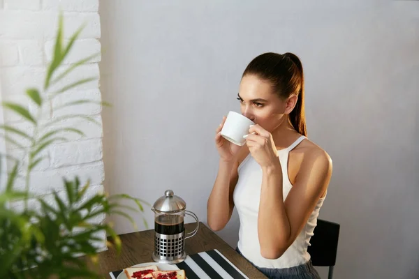 Woman Drinking Coffee And Having Breakfast In Morning On Kitchen — Stock Photo, Image