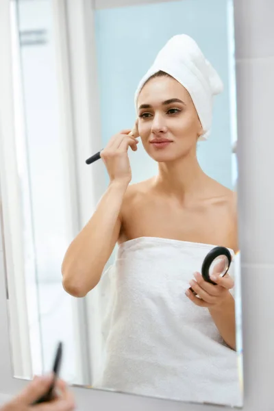 Woman Doing Makeup In Bathroom In Morning. — Stock Photo, Image