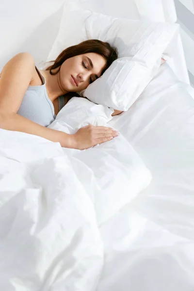 Uśpienia. Młoda kobieta, spanie w łóżku. — Zdjęcie stockowe