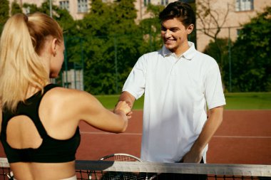 Tenis. Erkek ve kadın tenis oynamadan önce el sallamak