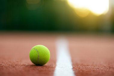 Spor. Kortta tenis topu görüntüsünü kapatmak.