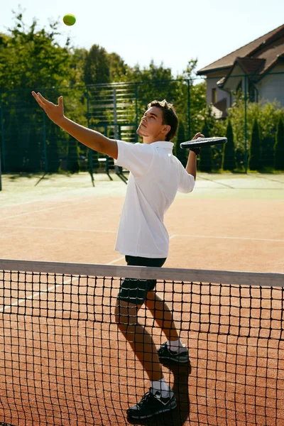 Homem jogando tênis ao ar livre . — Fotografia de Stock