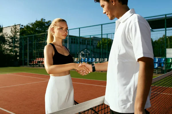 Tennis. Uomo e donna stringono le mani prima di giocare a tennis — Foto Stock